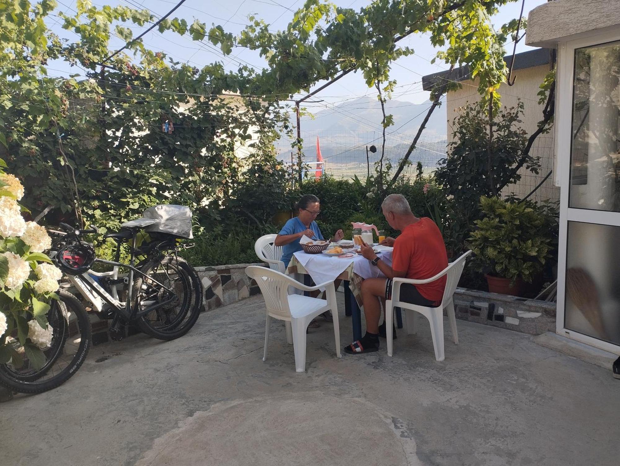Rondo Guesthouse Gjirokastra Zewnętrze zdjęcie